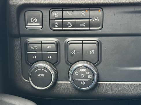 Used 2025 Chevrolet Suburban Z71 image 40