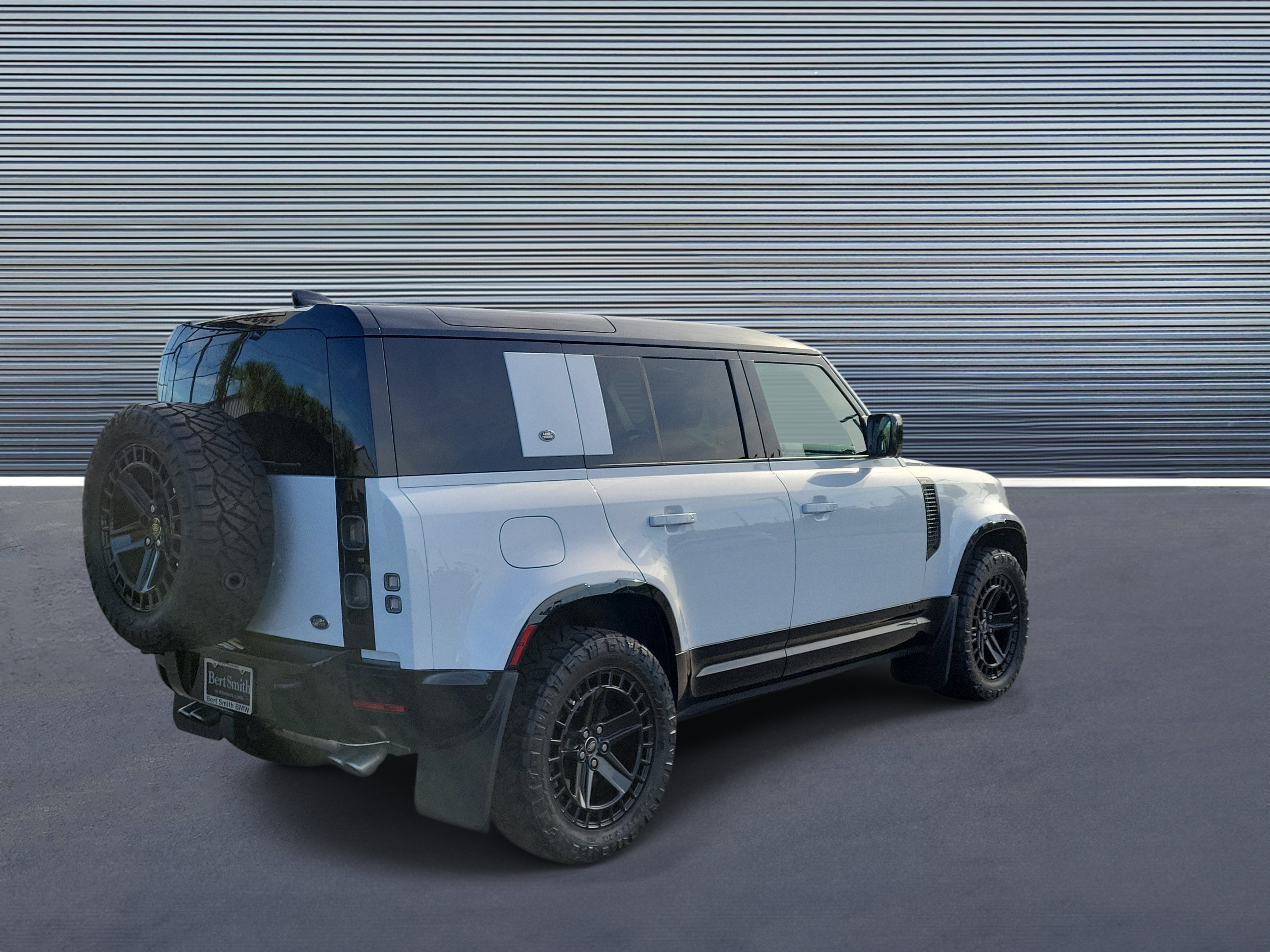 Used 2023 Land Rover Defender 110 V8 AWD/4WD image 3