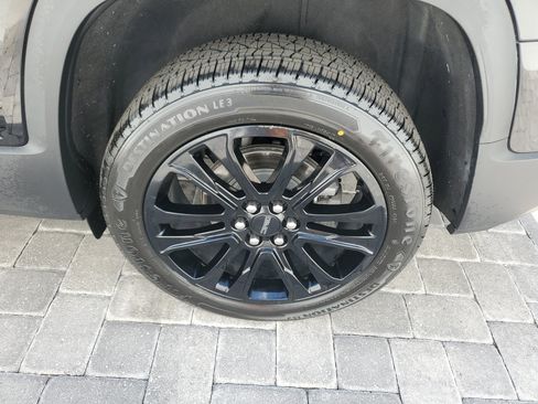 Certified 2023 GMC Acadia SLT w/ Elevation Edition FWD image 6