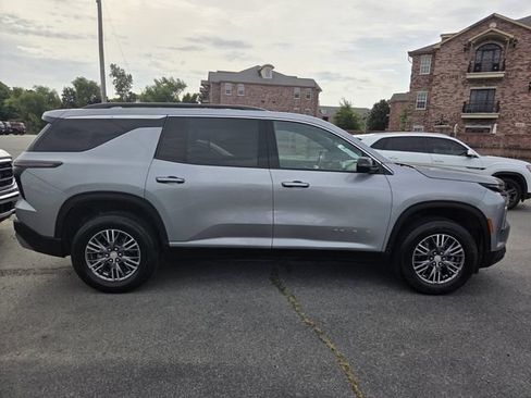 Used 2024 Chevrolet Traverse LT FWD image 4