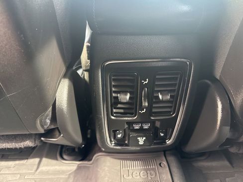 Used 2018 Jeep Grand Cherokee Limited image 28