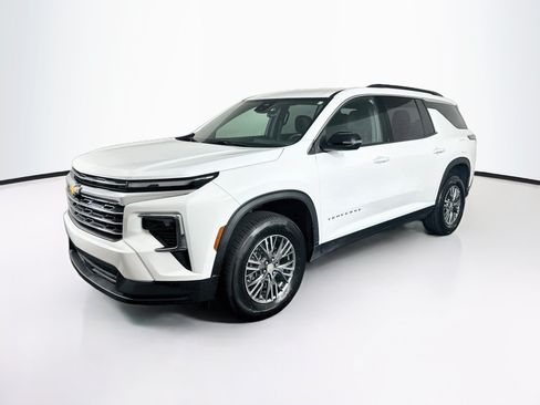 Used 2025 Chevrolet Traverse LT FWD image 3