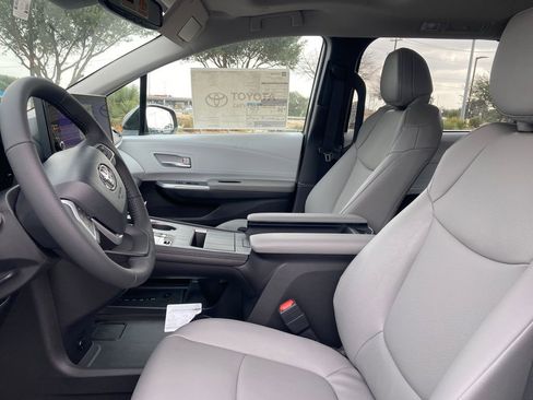 New 2026 Toyota Sienna XLE FWD image 2