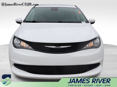 Used 2023 Chrysler Voyager LX FWD image 7