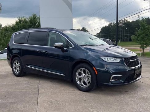 Used 2023 Chrysler Pacifica Limited image 8