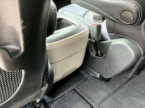 Used 2024 Chrysler Pacifica Touring-L FWD image 12