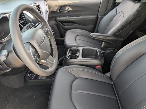 New 2026 Chrysler Pacifica Select image 16