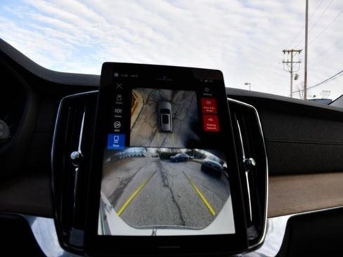 Used 2025 Volvo XC90 B6 Plus image 13