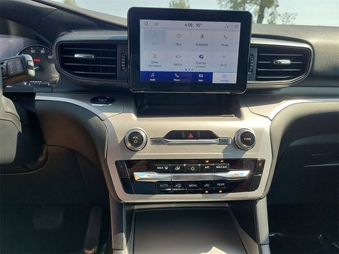 Used 2023 Ford Explorer XLT image 12