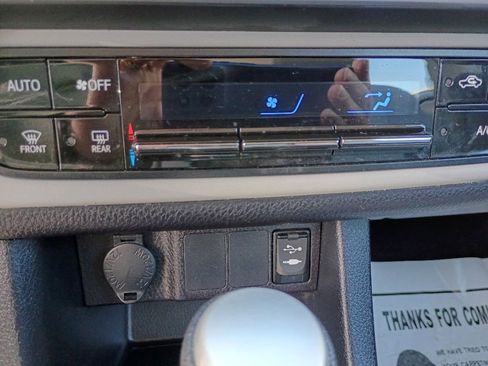 Used 2018 Toyota Corolla LE FWD image 18
