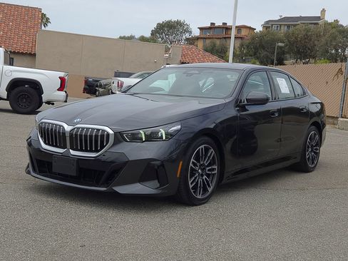 Used 2026 BMW 550e xDrive w/ Premium Package AWD/4WD image 3