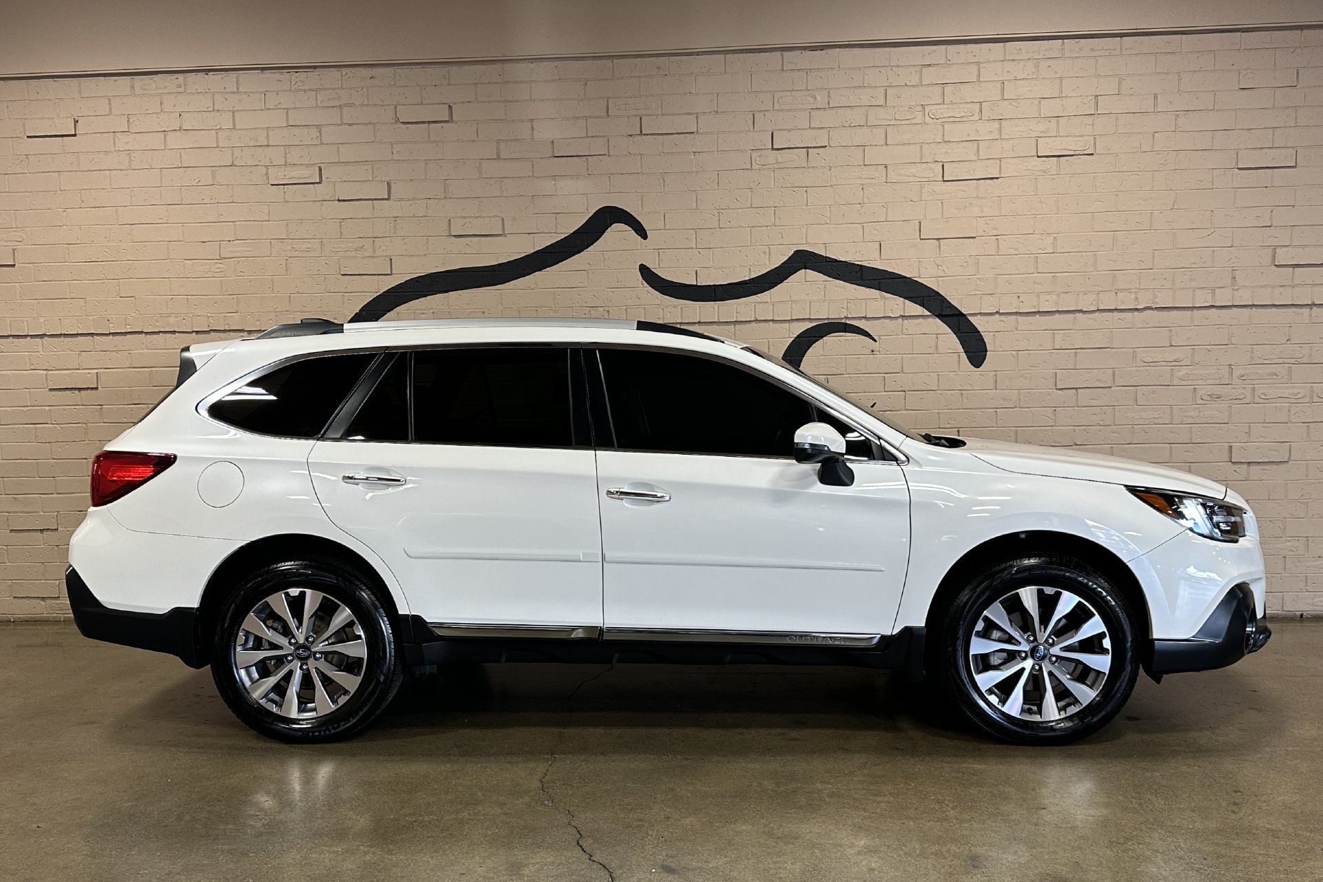 Used 2019 Subaru Outback 2.5i Touring AWD/4WD image 3