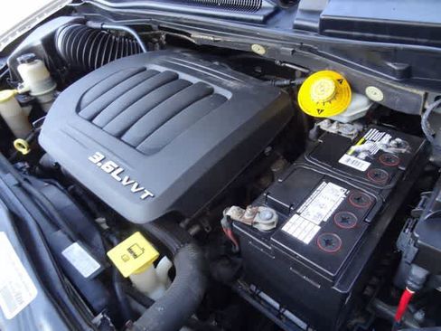 Used 2014 Chrysler Town & Country Touring FWD image 34