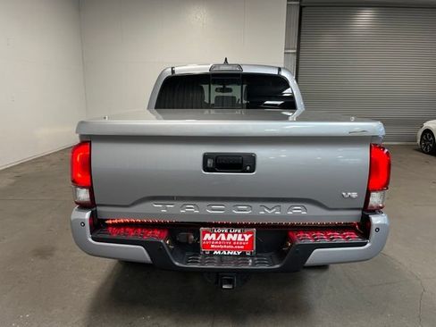 Used 2017 Toyota Tacoma TRD Off-Road AWD/4WD image 5