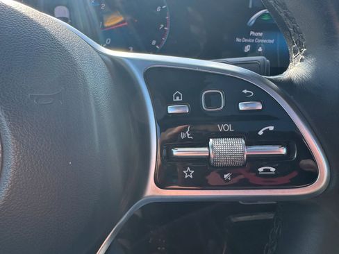 Used 2021 Mercedes-Benz GLB 250 4MATIC w/ Premium Package image 17