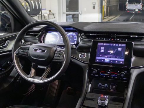 Used 2024 Jeep Grand Cherokee Altitude image 11