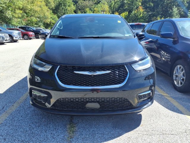 Used 2025 Chrysler Pacifica Select FWD image 2