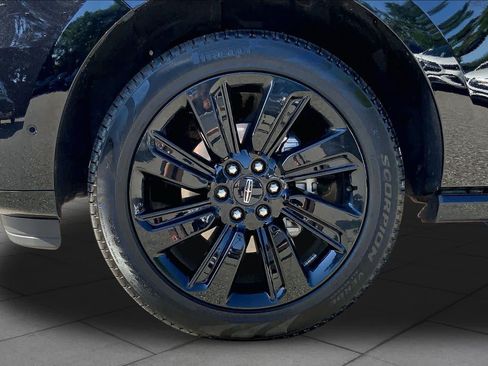 Used 2024 Lincoln Navigator Reserve AWD/4WD image 11