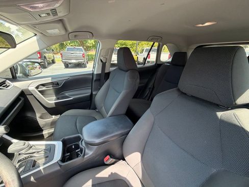 Used 2022 Toyota RAV4 LE FWD image 4