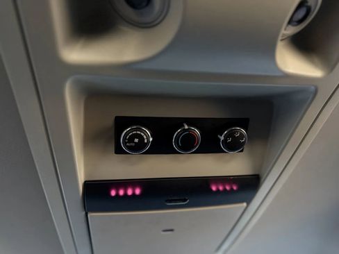 Used 2014 Chrysler Town & Country Touring image 37