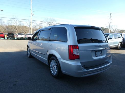Used 2011 Chrysler Town & Country Touring-L w/ Entertainment Group #2 image 8