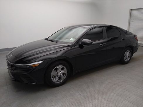 Used 2024 Hyundai Elantra SE image 2