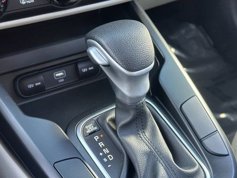 Used 2025 Kia Soul LX w/ LX Technology Package FWD image 21
