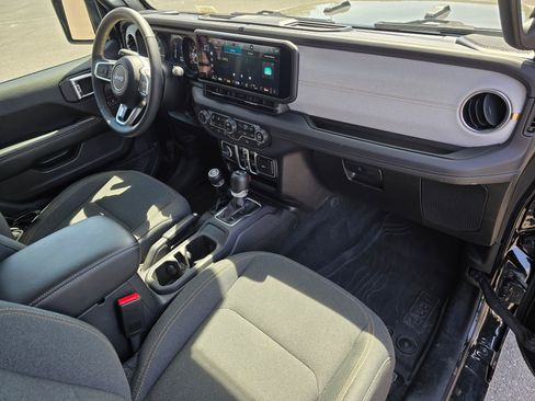 Used 2024 Jeep Wrangler Unlimited Sahara AWD/4WD image 15