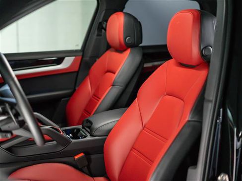 Certified 2026 Porsche Cayenne AWD/4WD image 5