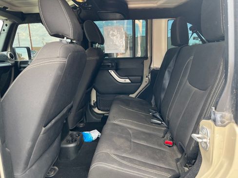 Used 2017 Jeep Wrangler Unlimited Rubicon w/ Connectivity Group AWD/4WD image 13