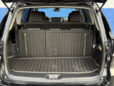 Used 2019 Toyota Highlander LE AWD/4WD image 19