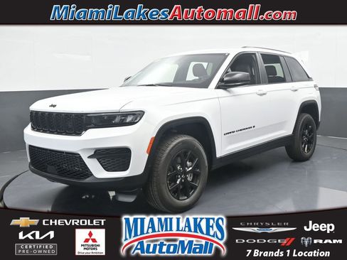 Used 2025 Jeep Grand Cherokee Altitude image 1