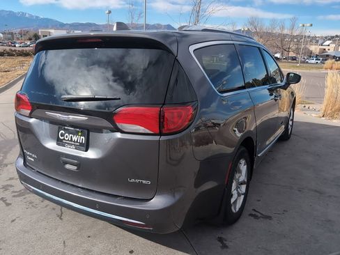 Used 2018 Chrysler Pacifica Limited image 8