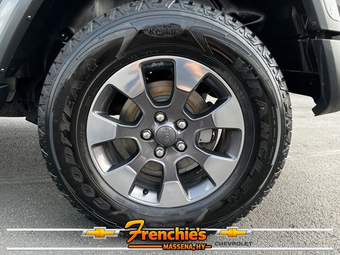 Used 2018 Jeep Wrangler Unlimited Sahara AWD/4WD image 6