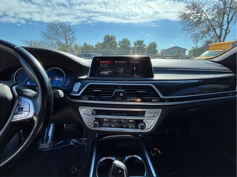 Used 2019 BMW 740i w/ M Sport Package image 11