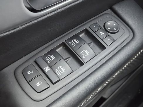 Used 2025 Chrysler Pacifica Limited image 12