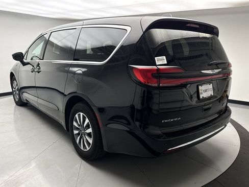 Used 2024 Chrysler Pacifica Limited FWD image 3