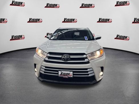 Used 2017 Toyota Highlander AWD V6 image 2