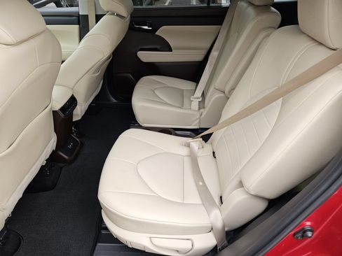 Used 2022 Toyota Highlander XLE FWD image 17