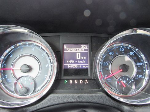 Used 2016 Chrysler Town & Country Touring w/ Driver Convenience Group image 19