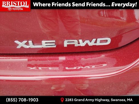Used 2021 Toyota Highlander XLE AWD/4WD image 36