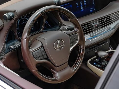 Used 2018 Lexus LS 500 w/ Luxury Package RWD image 18