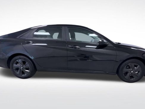 Used 2023 Hyundai Elantra SEL w/ Preferred Accessory Package FWD image 9