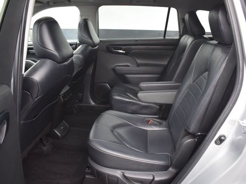 Used 2024 Toyota Highlander XLE AWD/4WD image 15