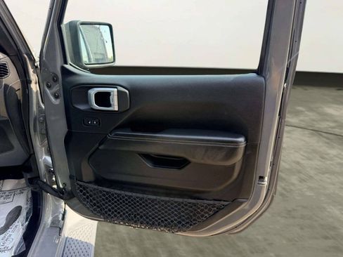 Used 2020 Jeep Gladiator Overland AWD/4WD image 29