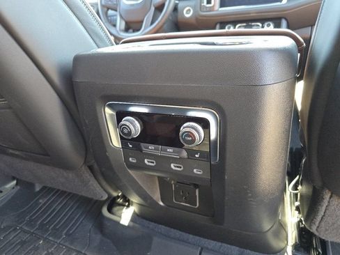 Used 2024 GMC Yukon Denali Ultimate AWD/4WD image 28