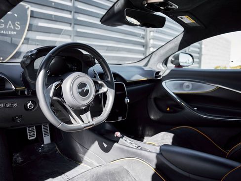 Used 2023 McLaren Artura image 2