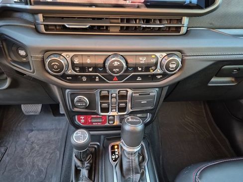 Used 2024 Jeep Gladiator Rubicon w/ Technology Group AWD/4WD image 29