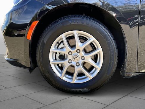 Used 2024 Chrysler Pacifica Touring-L image 10