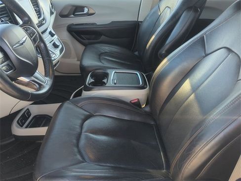 Used 2020 Chrysler Pacifica Touring-L Plus w/ Tire & Wheel Group image 11